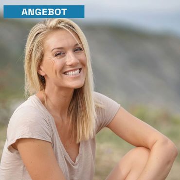 Frau sitzt am Strand