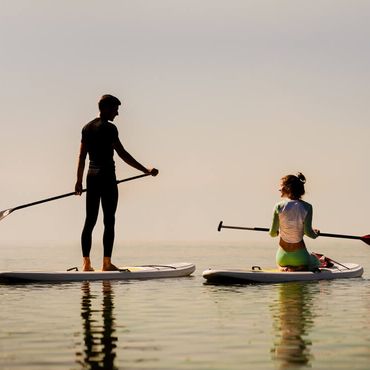 Zwei Personen beim Stand-Up-Paddling