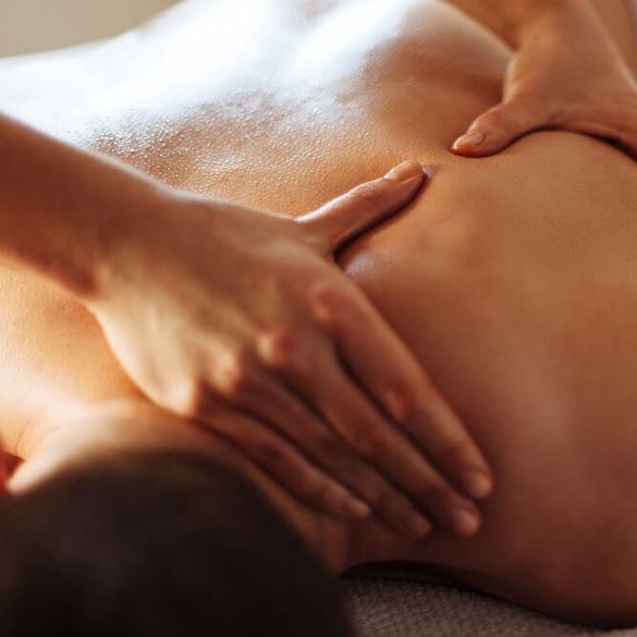 Massageterapeut ger en kund massage