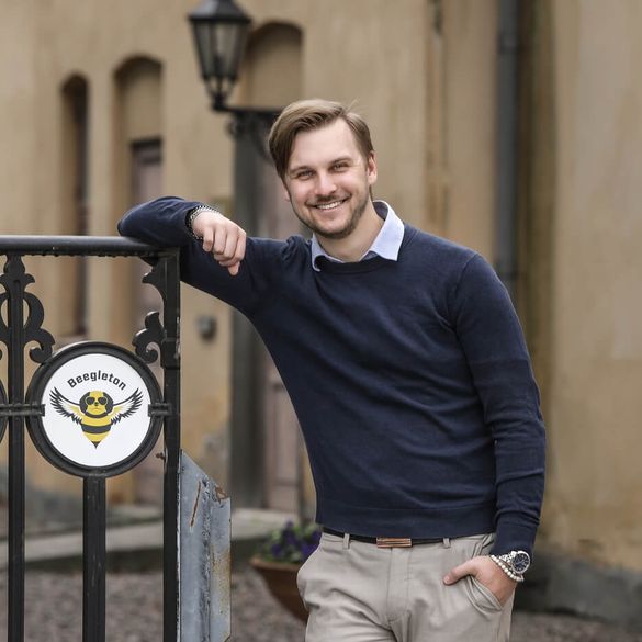 Två personer, grundare av Beegleton