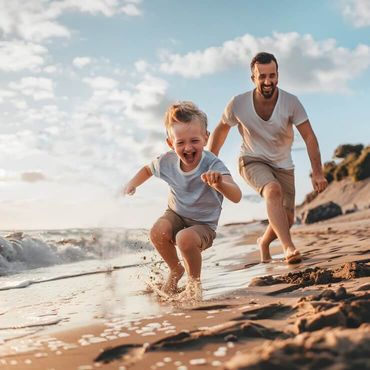 Vater und Sohn haben Spaß beim Spielen am Strand