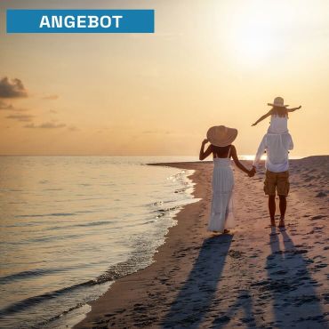  Familie spaziert am Strand