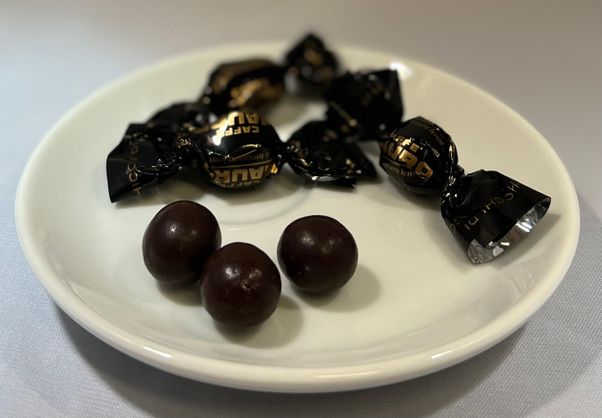 kaffebönor och mandlar täckta med choklad