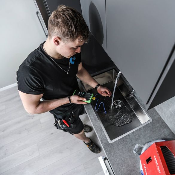 Rör & Sanitetsmontage kontrollerar vattnet i en fastighet