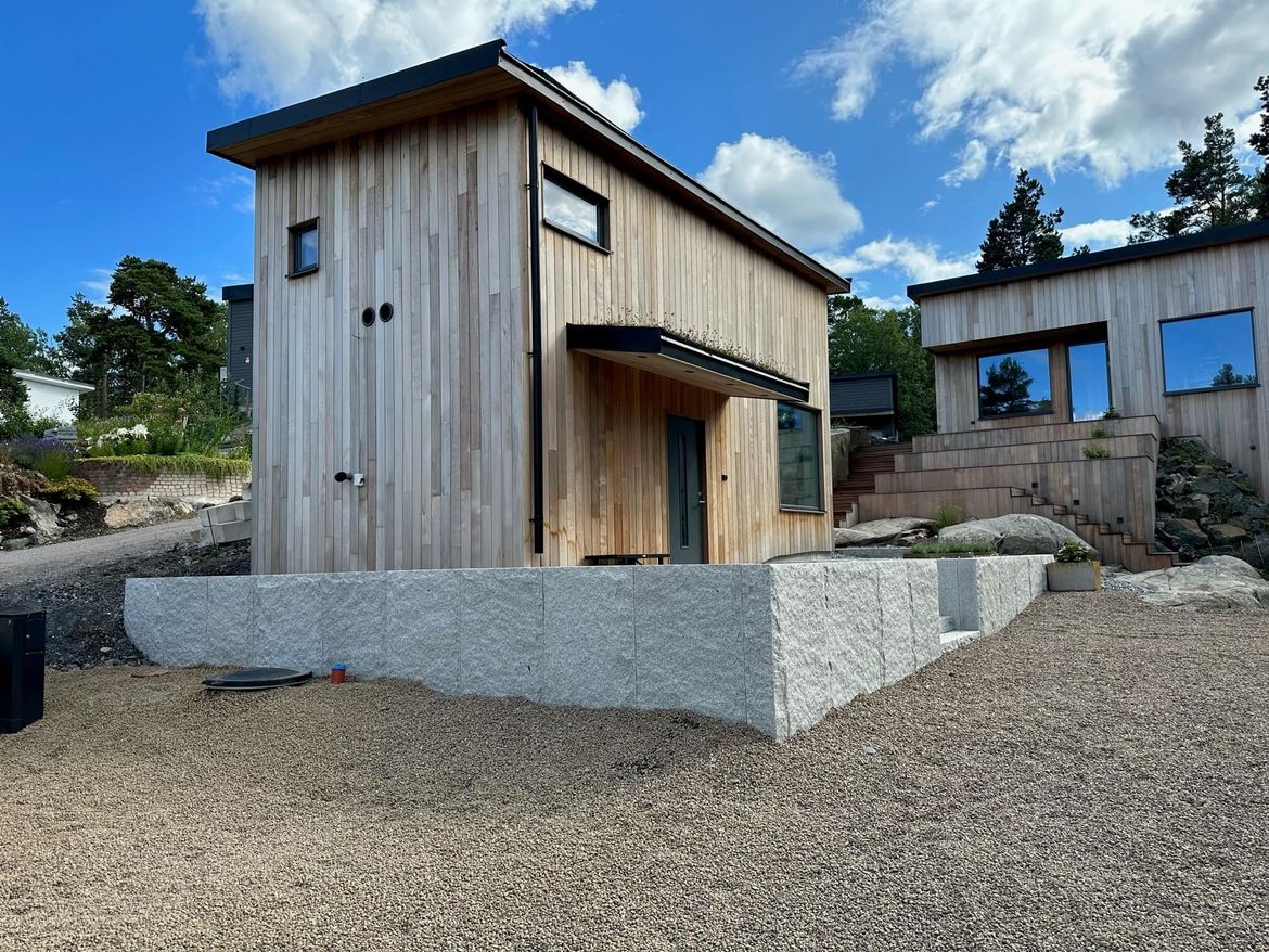 granitmur vid liten villa
