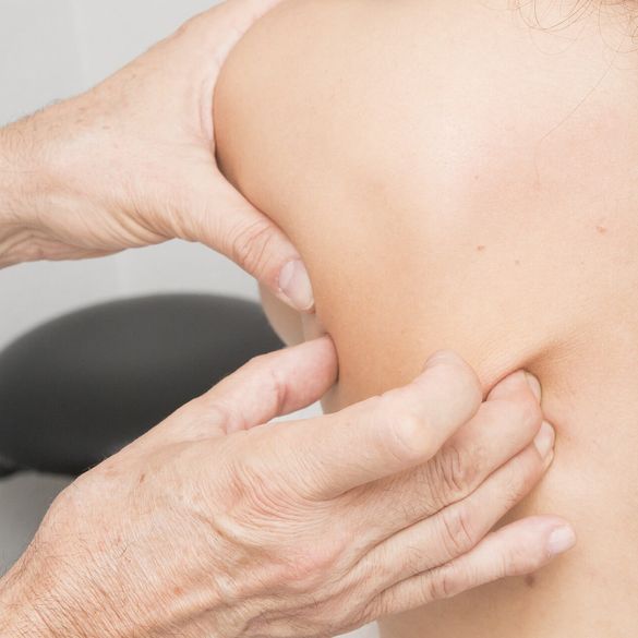 Massageterapeut ger individuellt anpassade massagebehandlingar på ett företagn