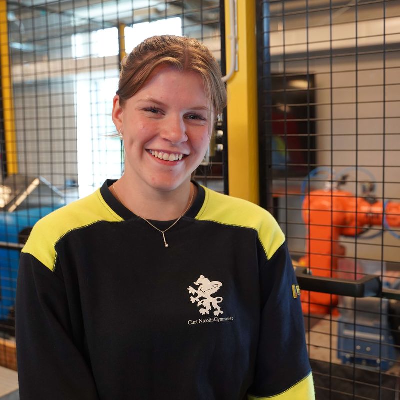 Moa ler mot kameran i elsalen på CNG