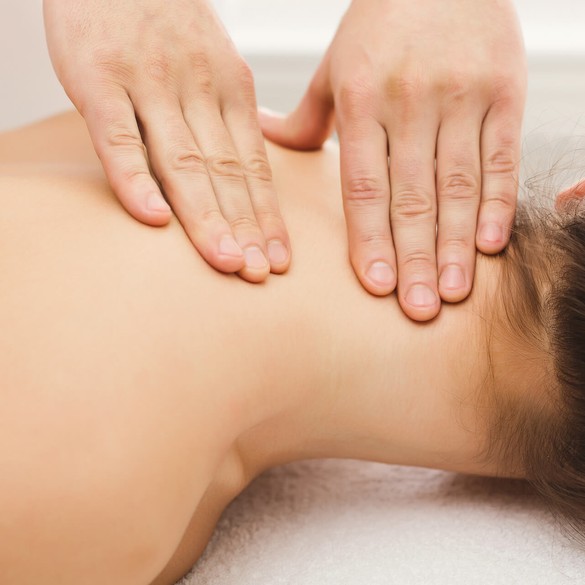 Massörterapeut ger kund massage på nacken