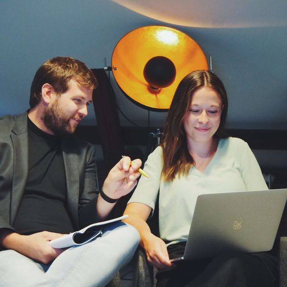 Två personer som producerar text tillsammans