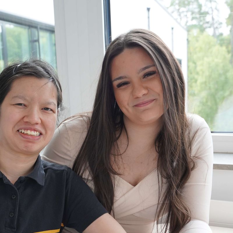 Samra och boende från Mogård ler in i kameran i Rotundan på CNG
