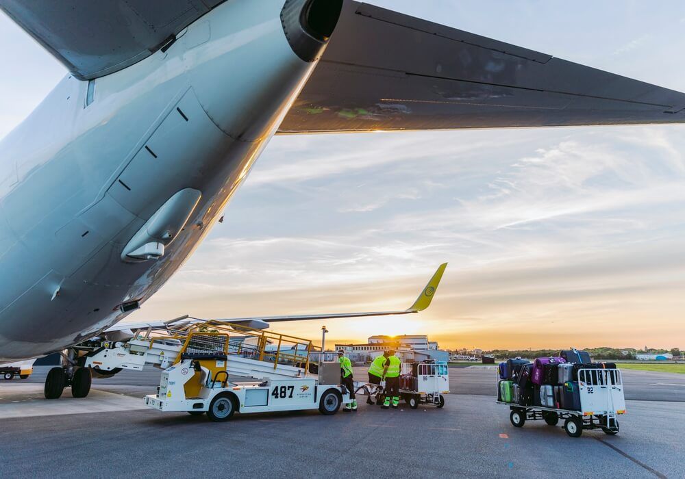Bild på ett flygplan som packas med väskor