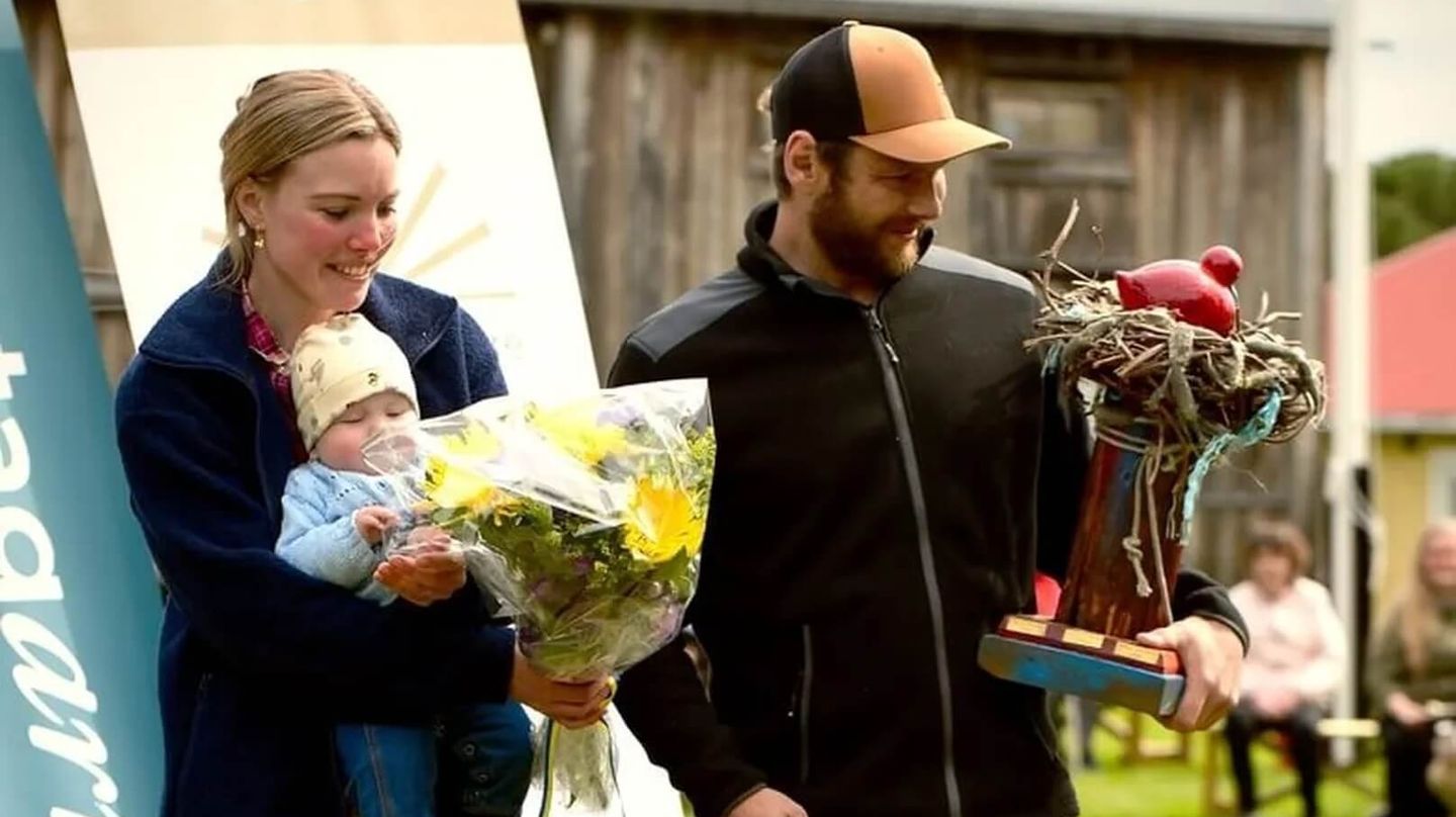 Charlie och Paulina West tar emot årets Muntergök 2025