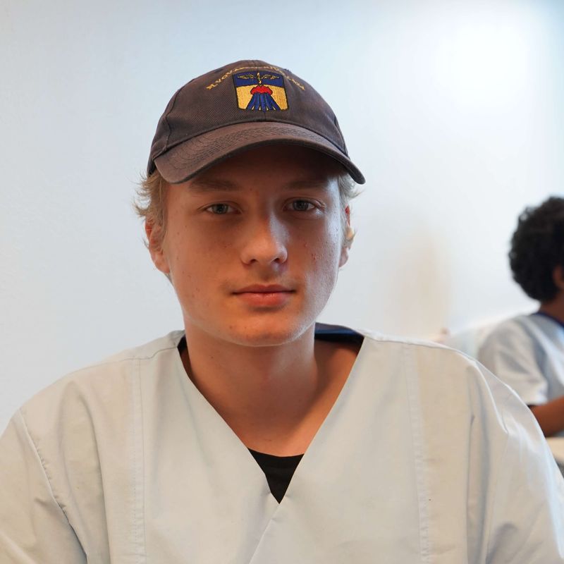 Hannes kollar in i kameran, sitter i vårdsalen på CNG