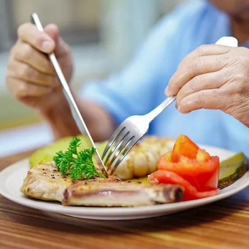 Matbild som visar tallrik med kött och grönsaker