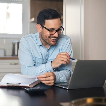Mann mit Laptop und Dokumenten