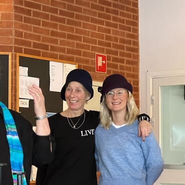 Bild på gladar damer i hatt