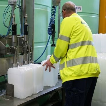 Påfyllning av kemikalier i plastdunkar 