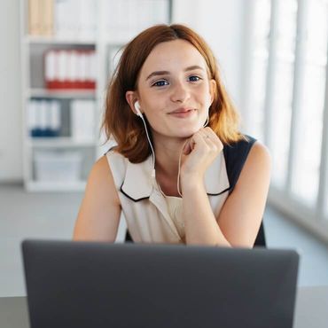 Frau arbeitet im Büro