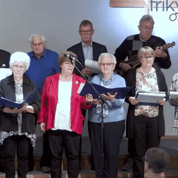 Bild på seniorsångare i kyrka