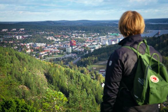Person på Åsberget som kollar vyn över Öviks centrum