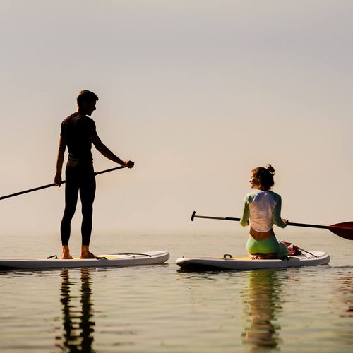  Ein Paar beim Stand-Up-Paddling