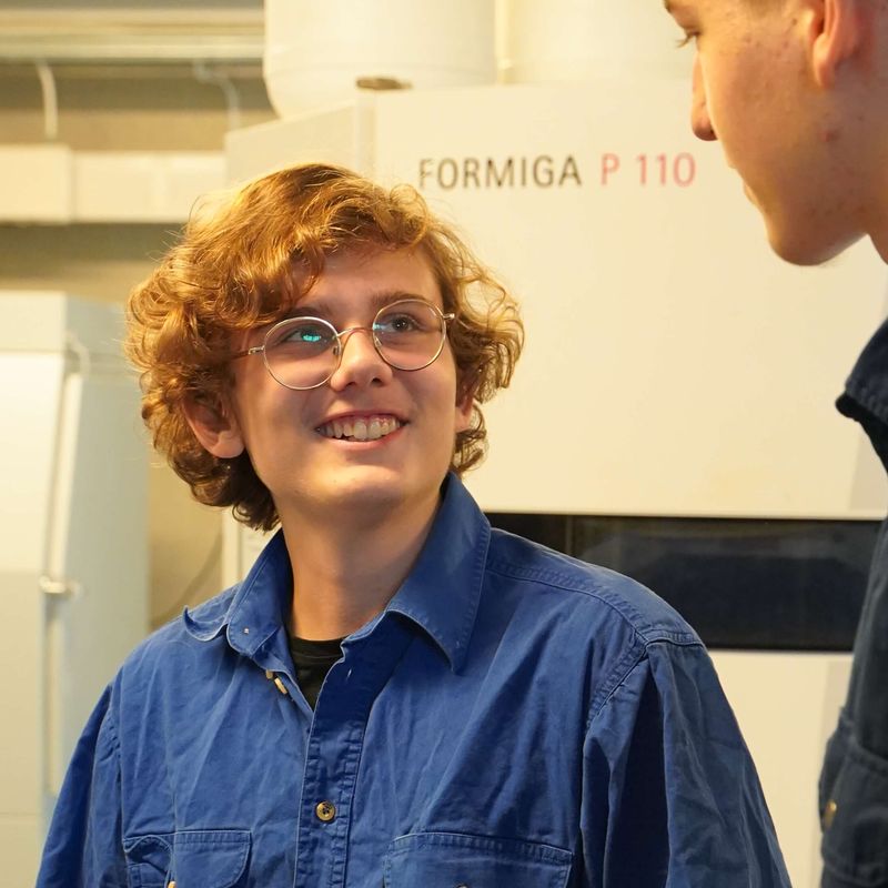 Kacper ler mot klasskompis i verkstaden på CNG