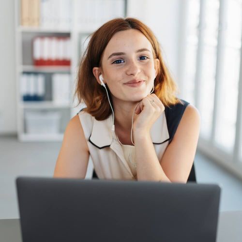 Eine Frau arbeitet in einem Büro.