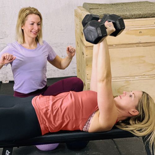 Träning för kvinnlig kraft CAJU Styrka Styrketräning för kvinnor  på Södermalm i Stockholm PERSONLIG TRÄNING, GRUPPTRÄNING & MASSAGEBEHANDLING