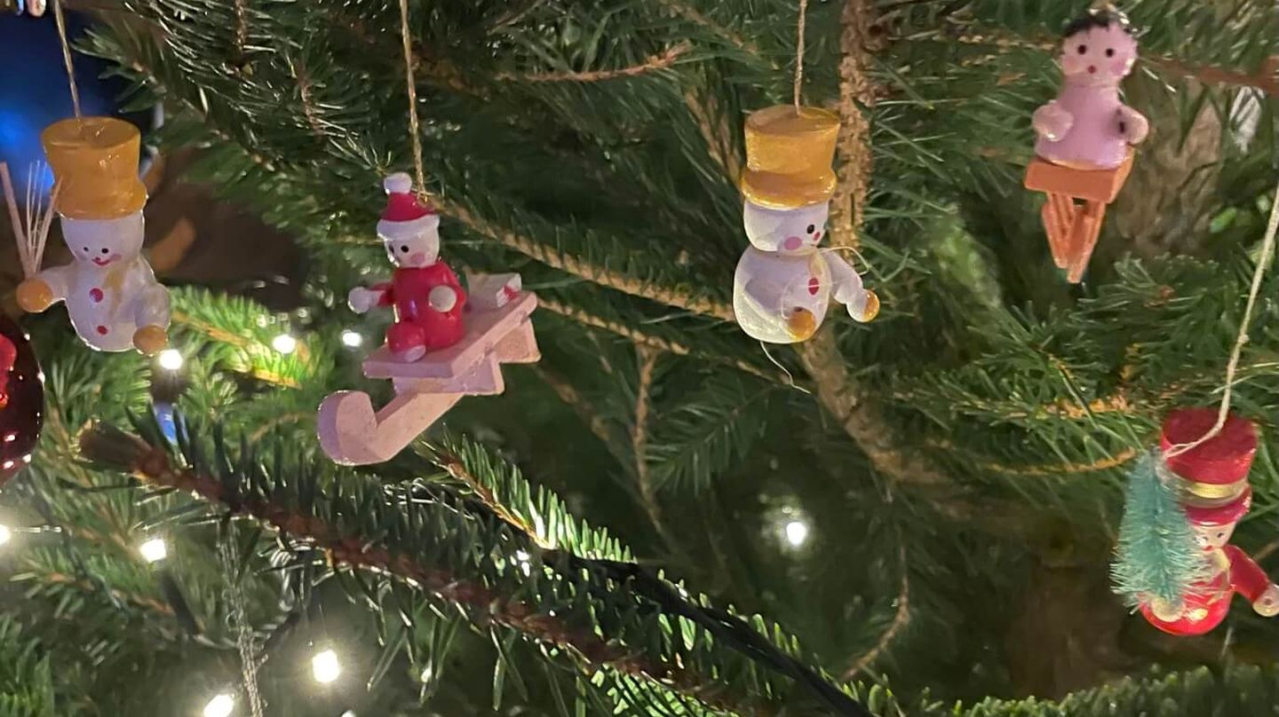 Julgran med prydnader