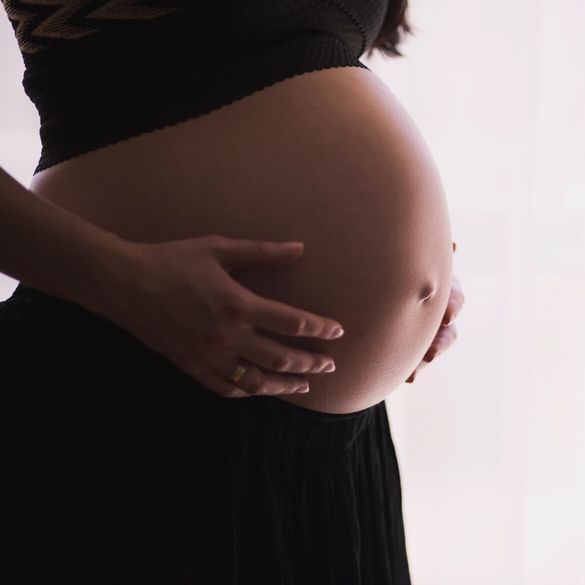 Gravid kvinna som liter av muskelspänningar