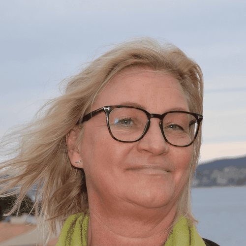 Eva Swede framför havet
