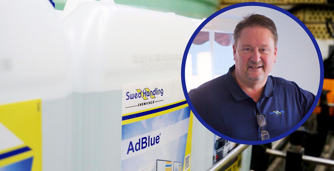 Anders Englund framför dunkar med AdBlue