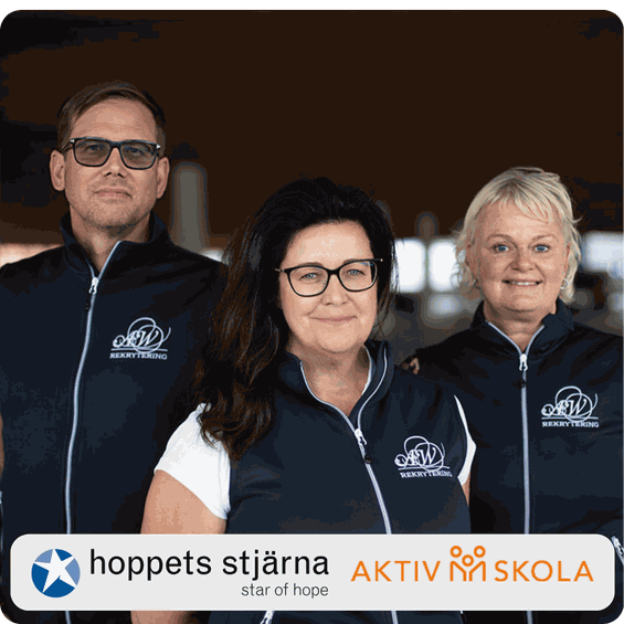 Gruppbild på AW Rekrytering & HRs tre konsulter tillsammans med loggor för Hoppets stjärna och Aktiv Skola 