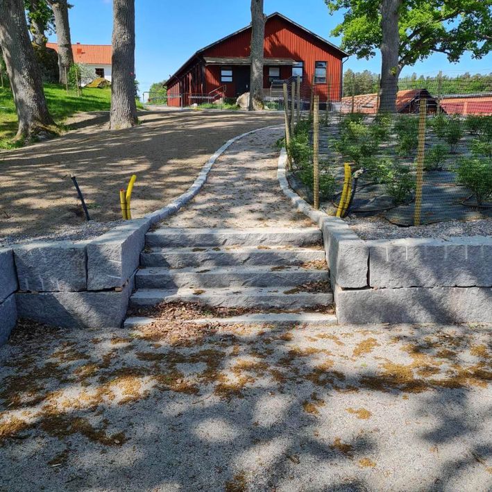 granitmur, trappa och kantsten vid Hävla Bruk