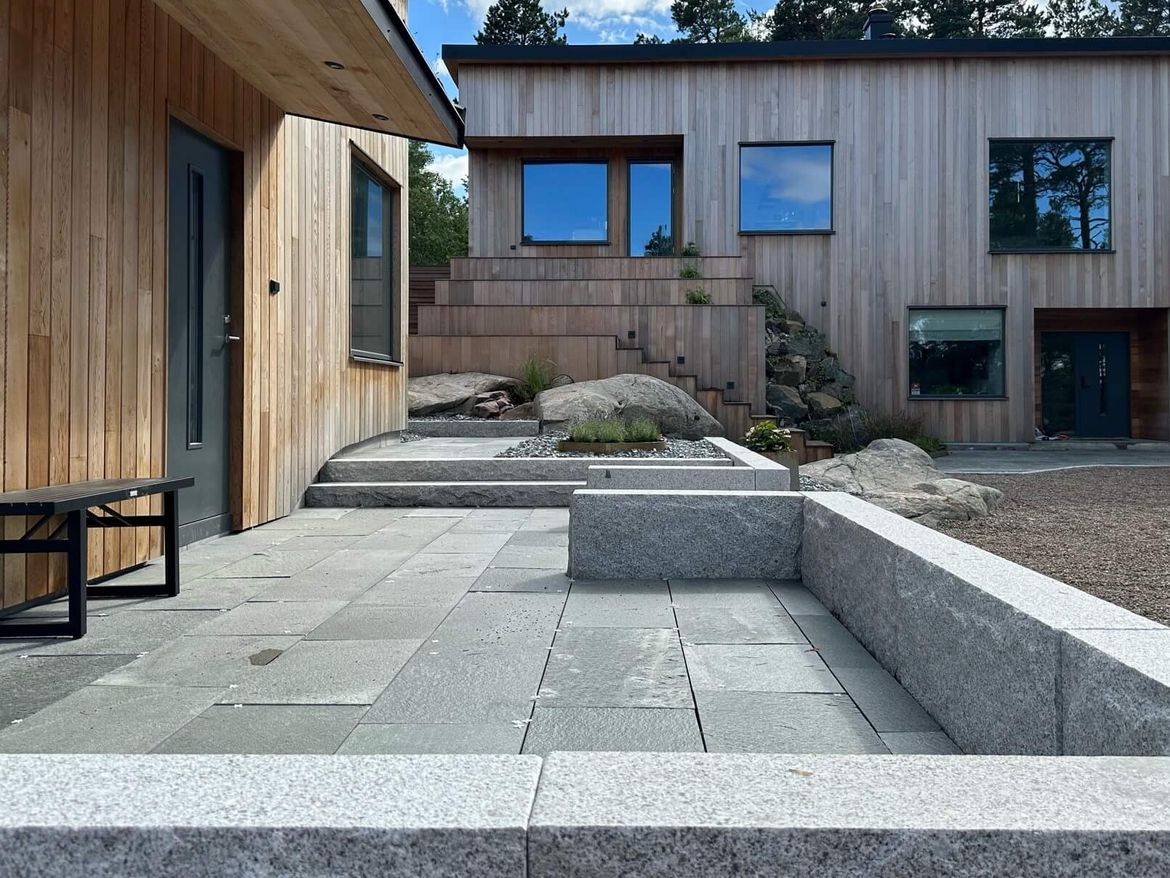 granitmur och skifferhällar vid villaprojekt i Arkösund
