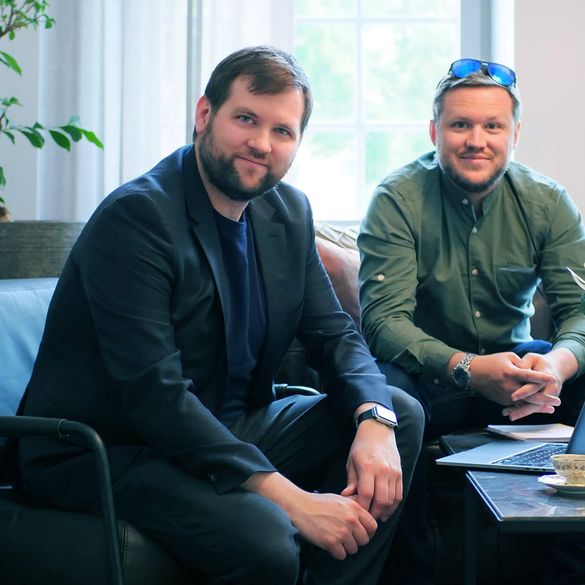 Två personer, grundare av Beegleton