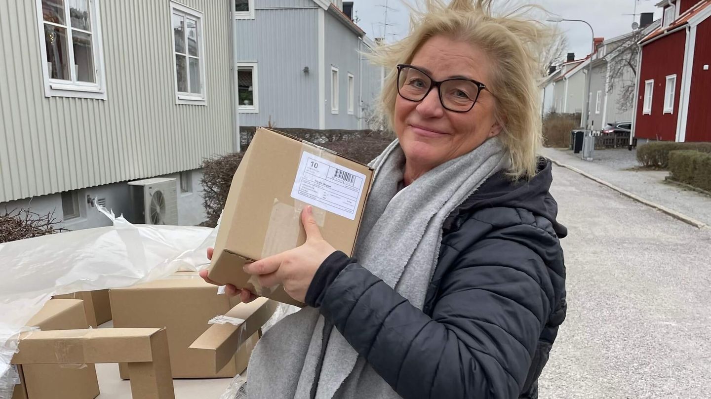 Eva Swede lyfter en låda från en pall med böckerna - Följ din längtan